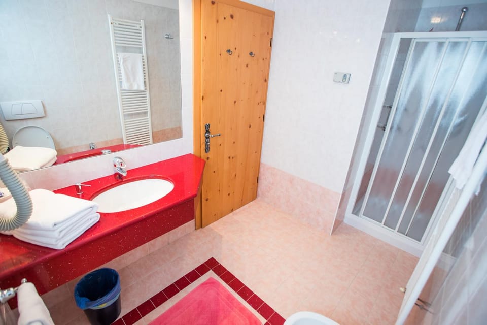 Shower, Toilet, Bathroom, bidet, towels
