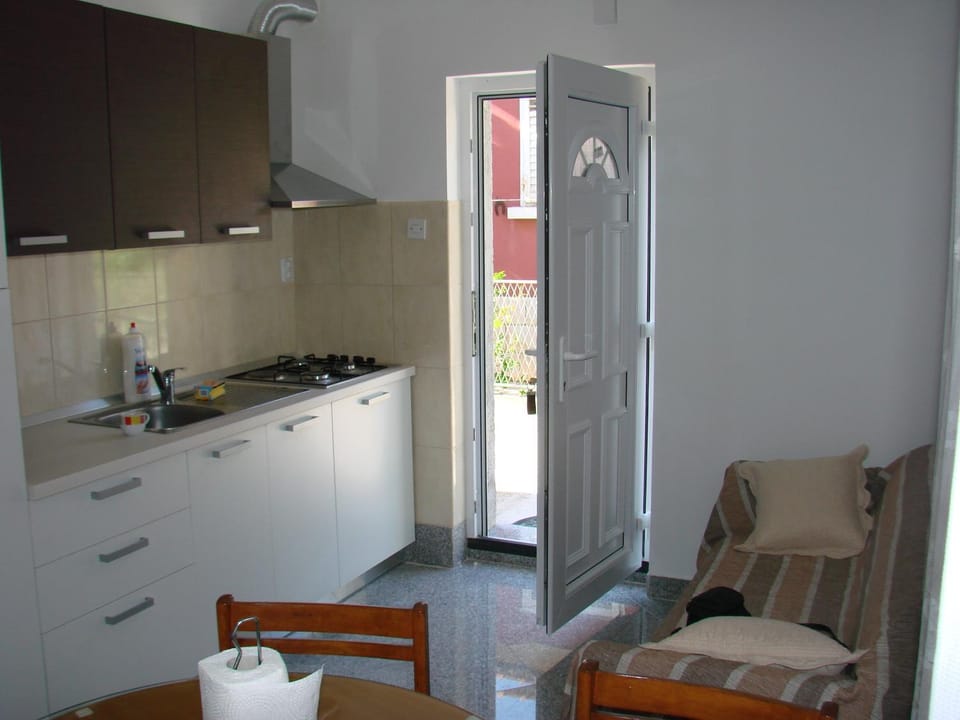 Kitchen or kitchenette, Dining area, stove