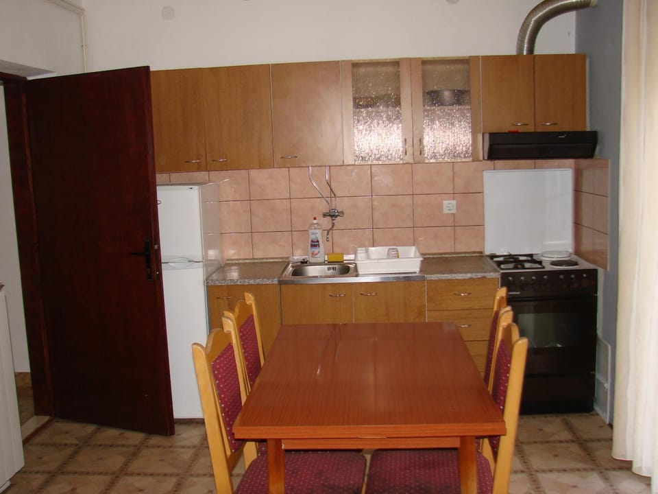 Kitchen or kitchenette, Dining area, pet friendly, stove