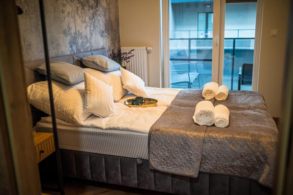 Bed, Photo of the whole room, Bedroom, towels