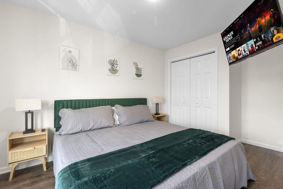 Bed, TV and multimedia, Photo of the whole room, Bedroom