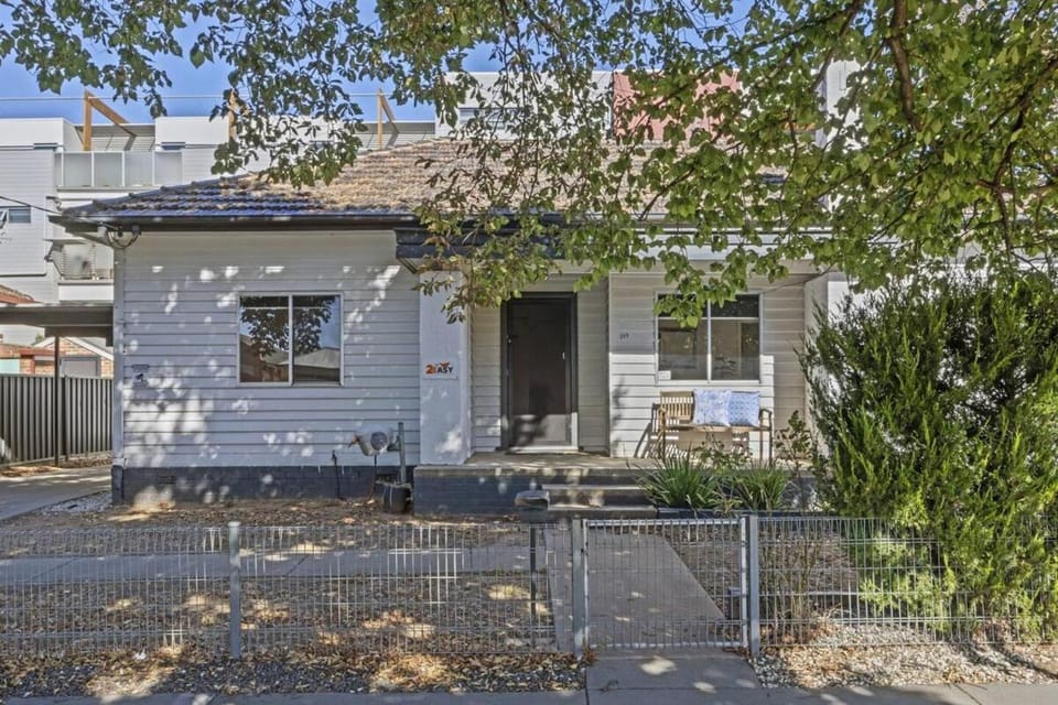 Hargreaves St - Group Holiday 8BR - Bendigo CBD House in Bendigo