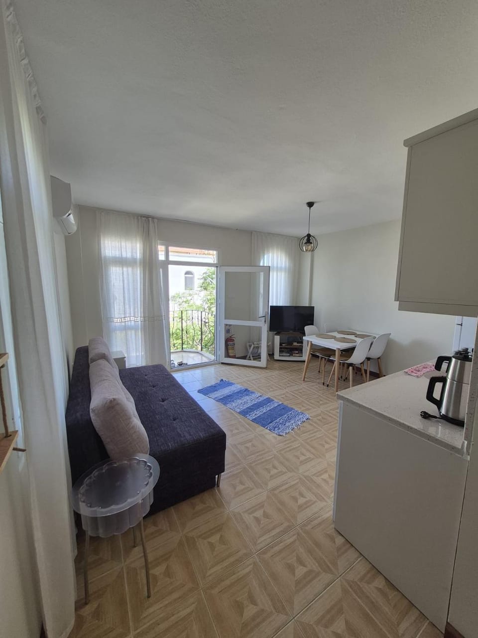 Bed, TV and multimedia, Kitchen or kitchenette, Living room