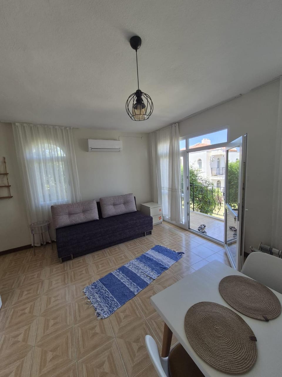 Bed, Living room, Seating area, air conditioner