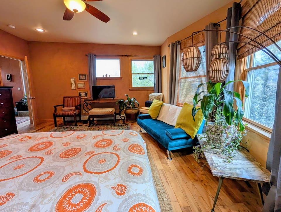 TV and multimedia, Seating area, Bedroom