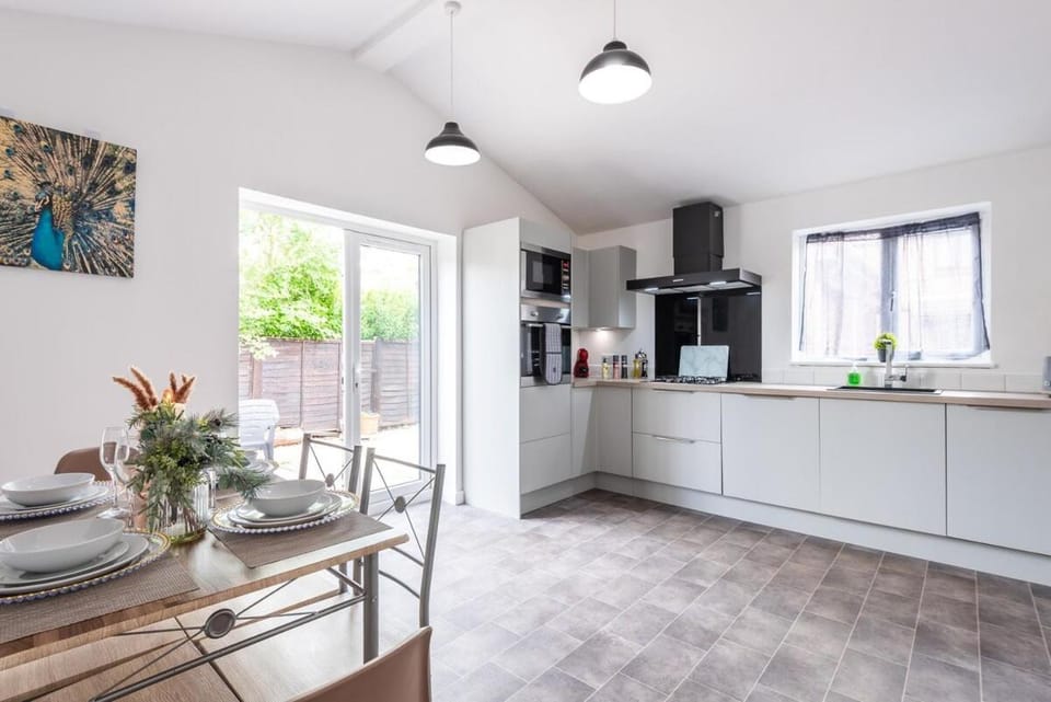 Kitchen or kitchenette, Dining area, stove