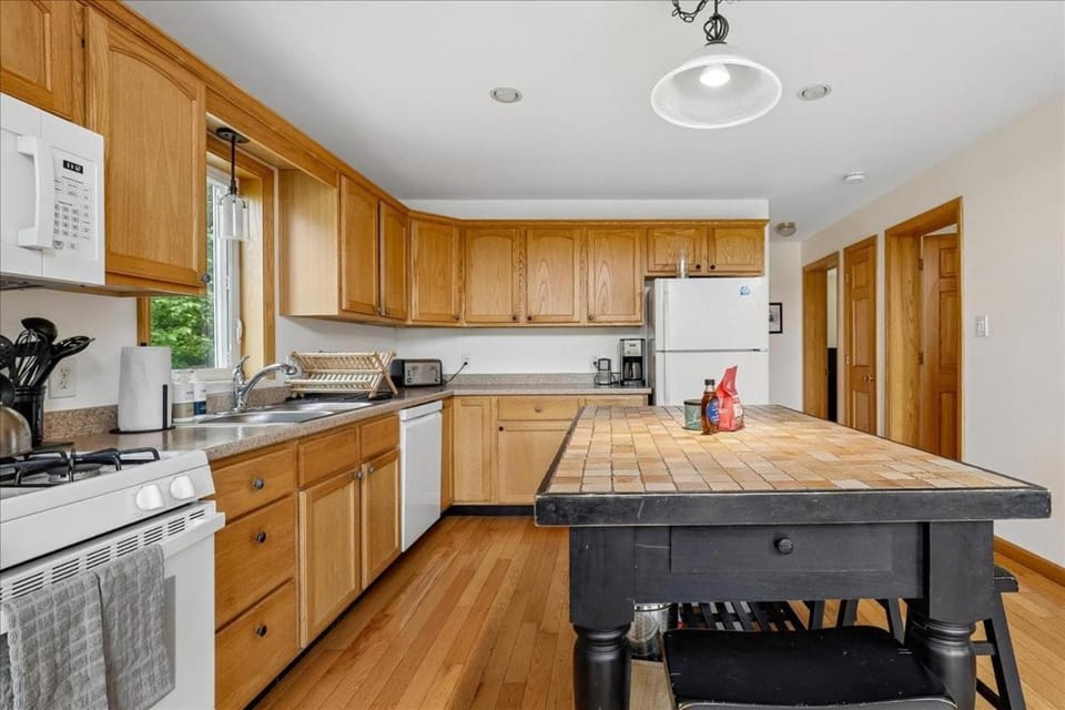 Four Seasons Chalet House in Waterbury Center
