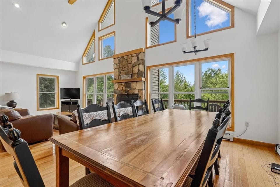 Four Seasons Chalet House in Waterbury Center