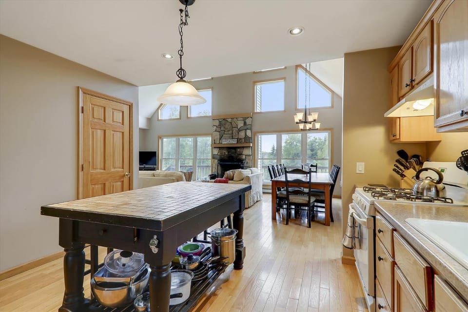 Four Seasons Chalet House in Waterbury Center