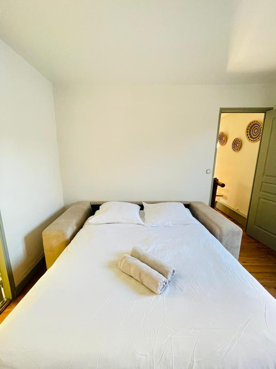 Bed, Bedroom, towels