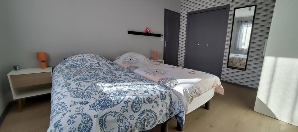 Bed, Photo of the whole room, Bedroom