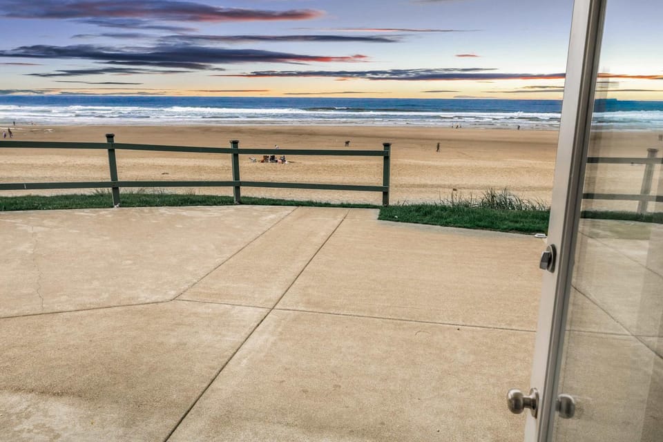 Oceanfront Studio - Ground Floor - Sleeps 4 House in Lincoln City