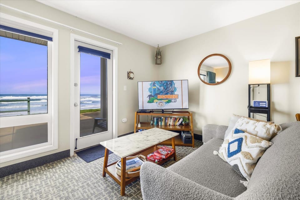 Oceanfront Studio - Ground Floor - Sleeps 4 House in Lincoln City