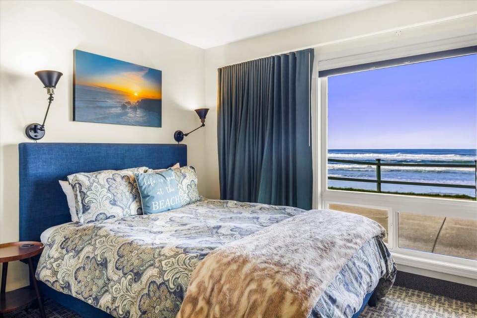 Oceanfront Studio - Ground Floor - Sleeps 4 House in Lincoln City