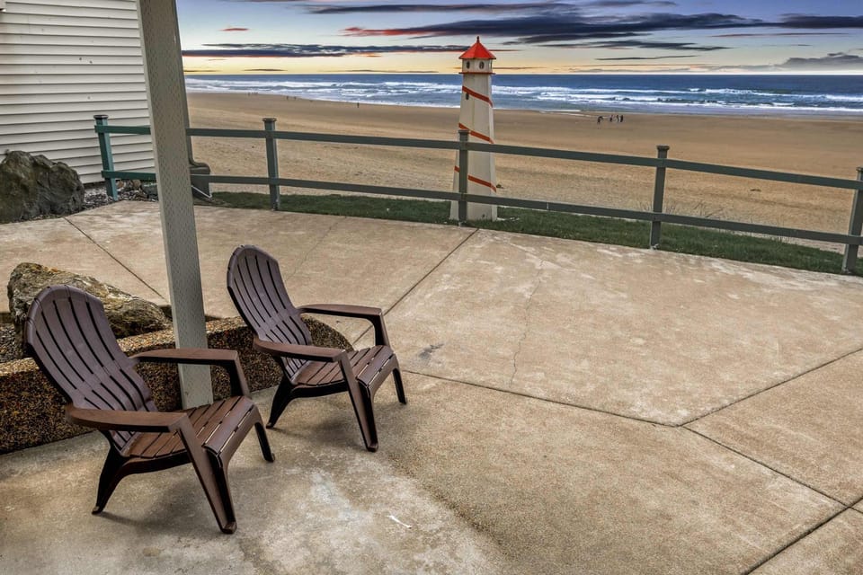 Oceanfront Studio - Ground Floor - Sleeps 4 House in Lincoln City