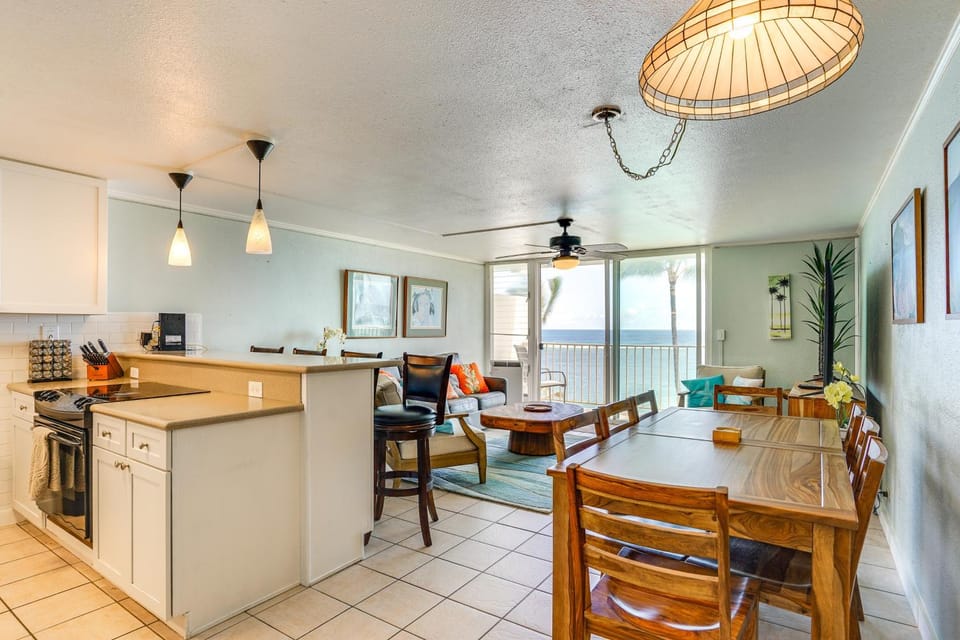 Beachfront Penthouse w/ 3 Lanais on O’ahu! House in Punaluu