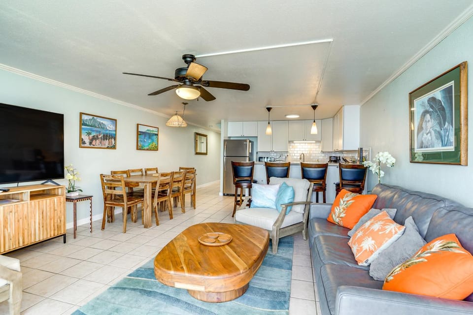 Beachfront Penthouse w/ 3 Lanais on O’ahu! House in Punaluu