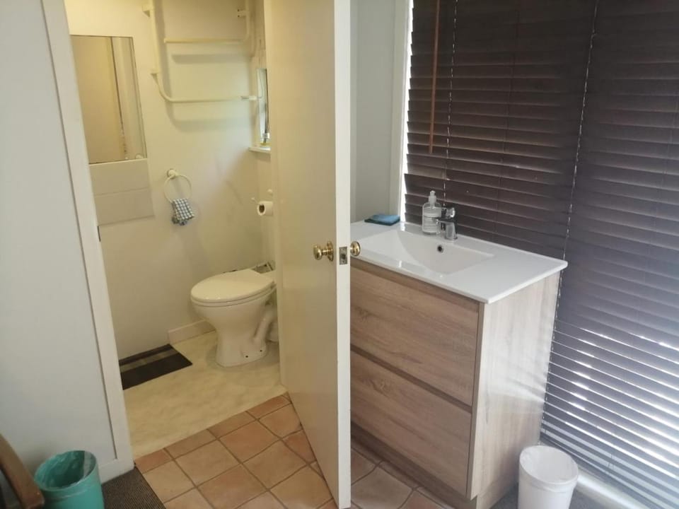 1 Queen Bed and 1 Sofa Bed, Serviced Studio B Apartment in Auckland