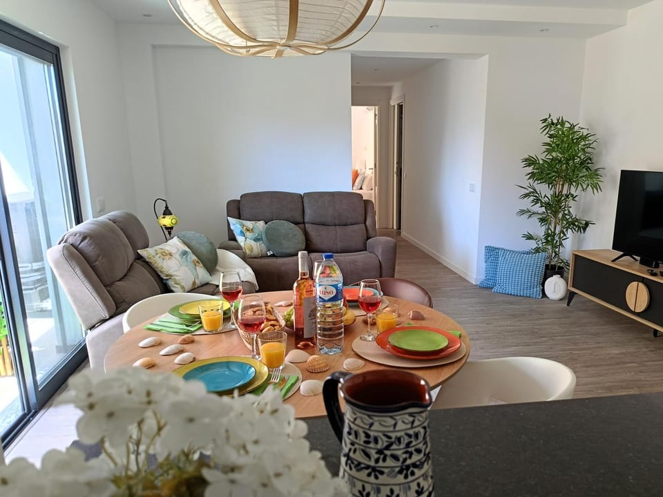 Communal lounge/ TV room, TV and multimedia, Living room, Seating area, Dining area