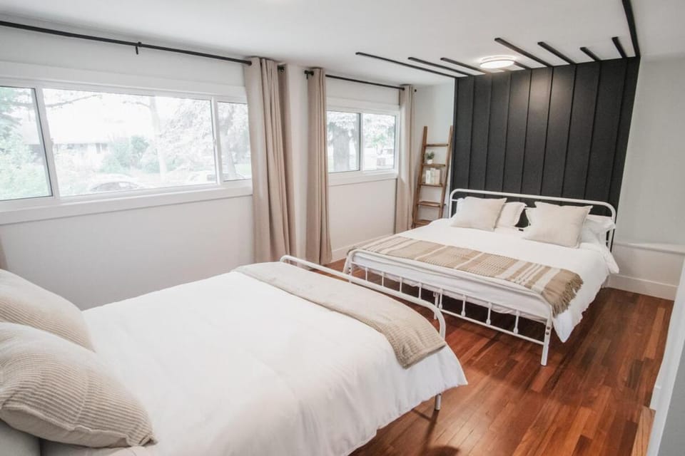 Play & Stay - Downtown Sleeps 10 House in Edmonton