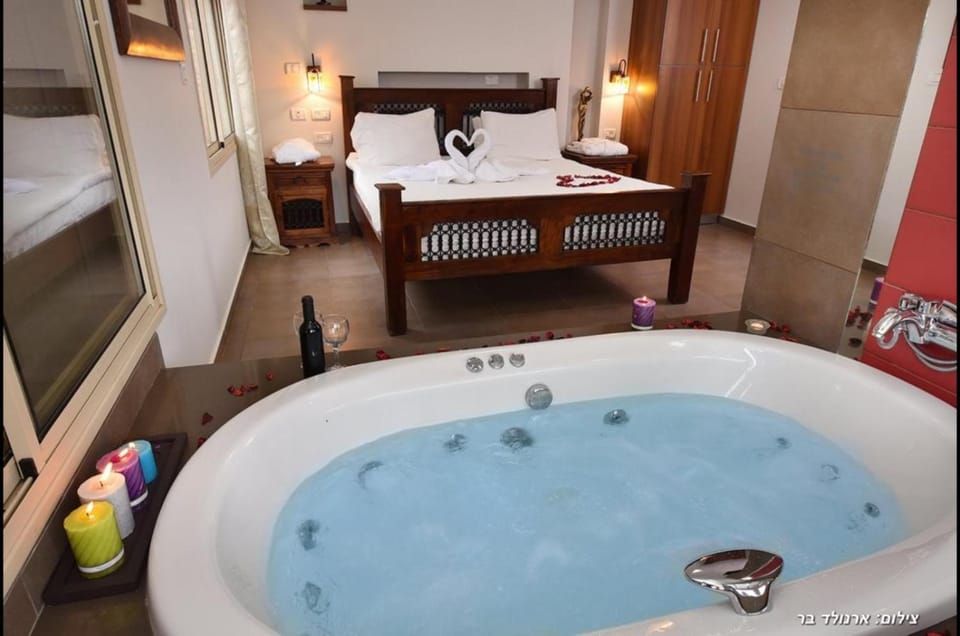 Hot Tub, Photo of the whole room, Bedroom