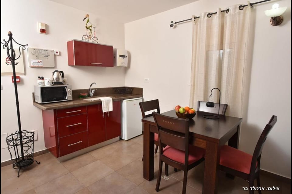 Coffee/tea facilities, Kitchen or kitchenette, Dining area