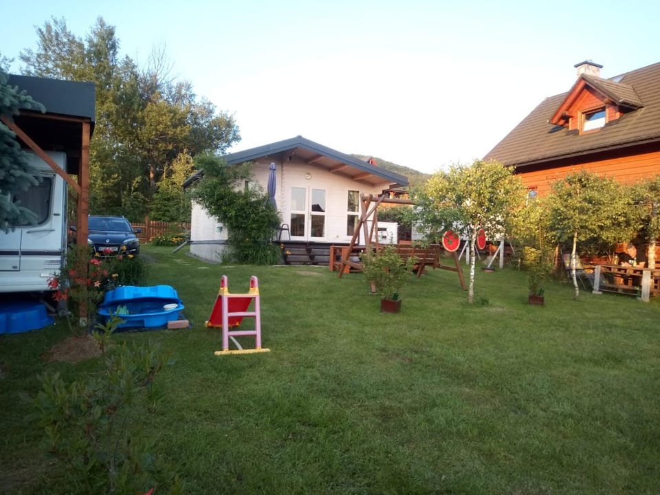 Mała Chatka w Dolinie Niedźwiadka - Drewniany Biały Domek House in Lesser Poland Voivodeship