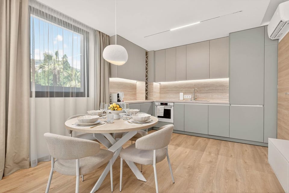 Kitchen or kitchenette, Dining area, minibar, pet friendly