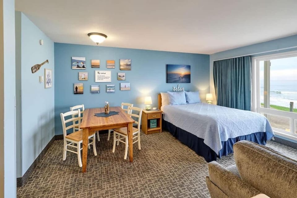 Oceanfront Studio - Sleeps 4 - Ground Floor - Pool and Hot Tub House in Lincoln City