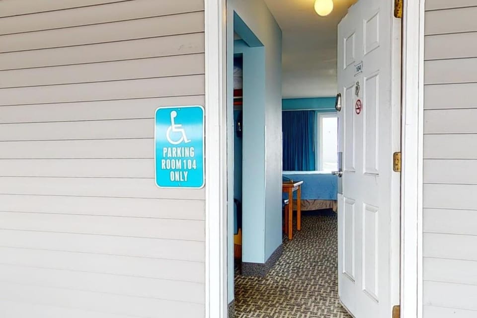 Oceanfront Studio - Sleeps 4 - Ground Floor - Pool and Hot Tub House in Lincoln City