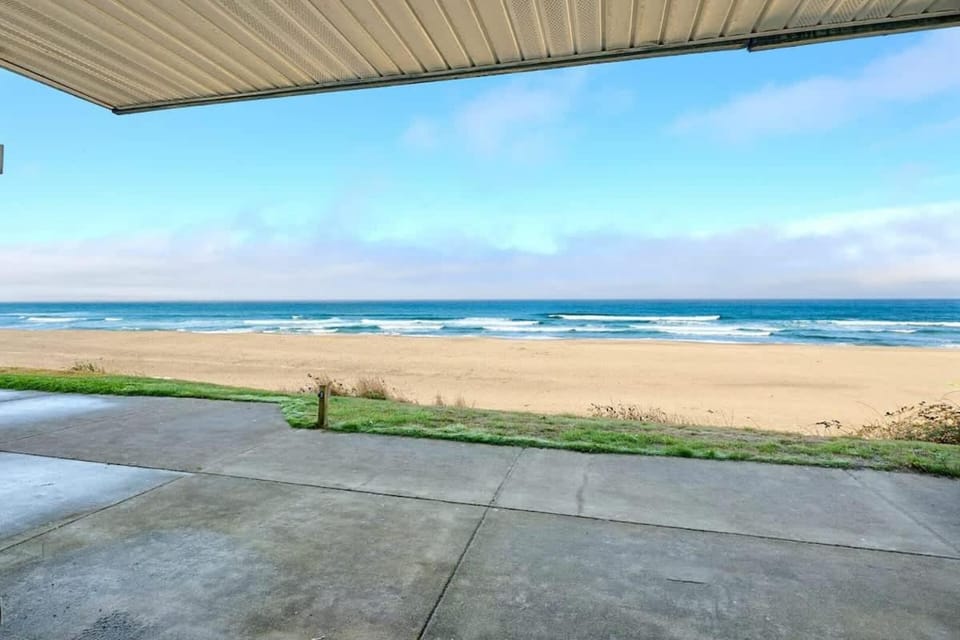 Oceanfront Studio - Sleeps 4 - Ground Floor - Pool and Hot Tub House in Lincoln City