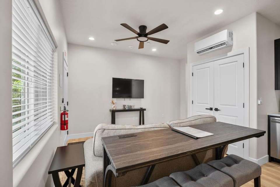 1 - Modern Loft Getaway 25 Min to Zion, Walk to Food and Parks Apartment in Hurricane