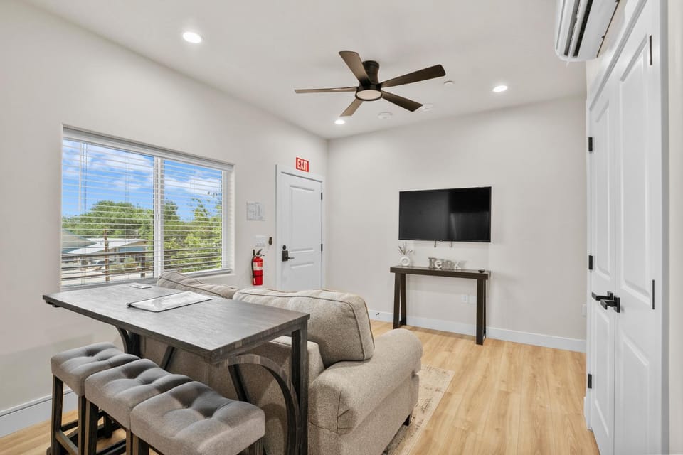 1 - Modern Loft Getaway 25 Min to Zion, Walk to Food and Parks Apartment in Hurricane