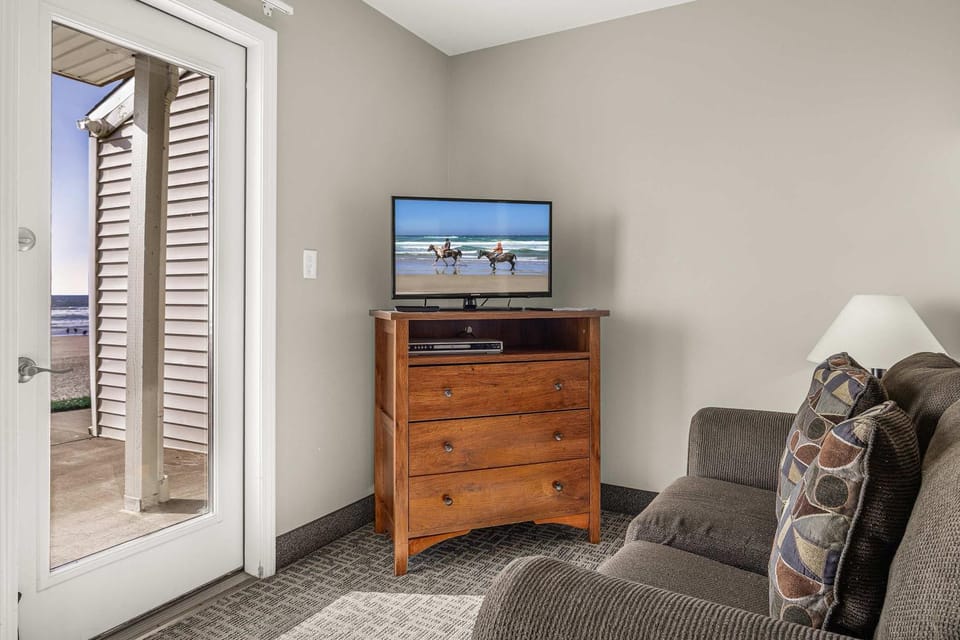 Pool and Hot Tub Ground Floor Studio - Oceanfront - Full Kitchen - Patio House in Lincoln City