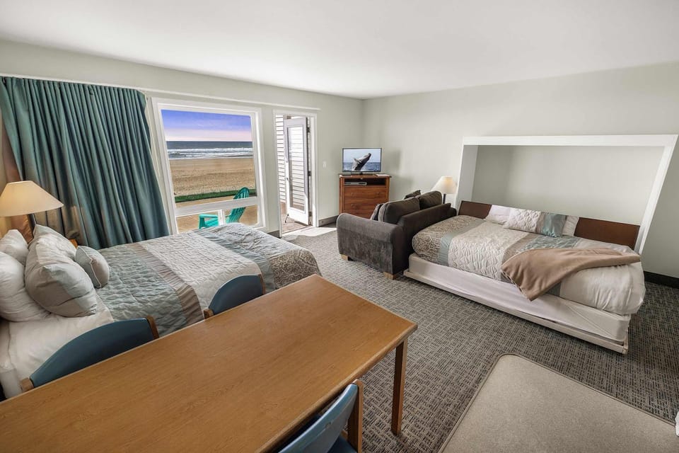 Pool and Hot Tub Ground Floor Studio - Oceanfront - Full Kitchen - Patio House in Lincoln City