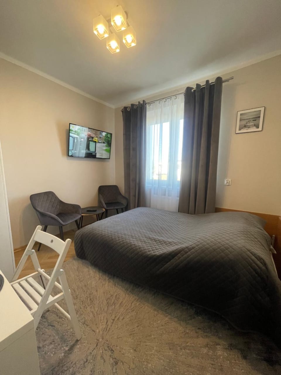 Bed, TV and multimedia, Photo of the whole room, Seating area, hair dresser
