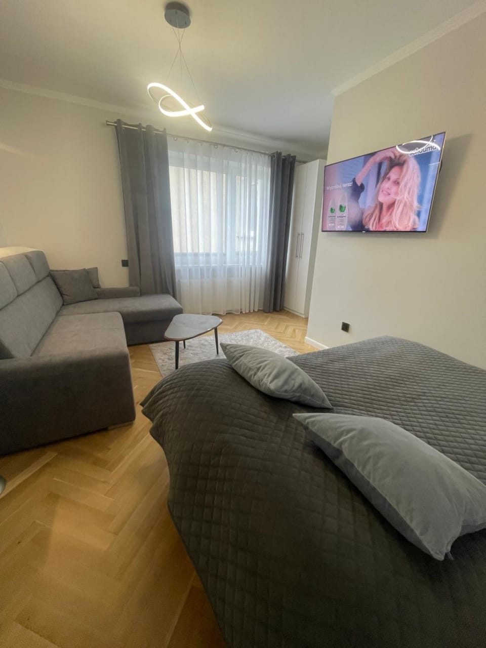 Bed, TV and multimedia, Photo of the whole room