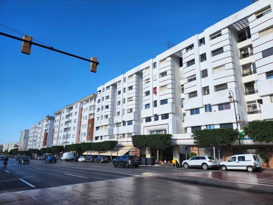 Chambre pour une femme ou pour un couple dans un Appartement de luxe bien situé et bien équipé Vacation rental in Rabat