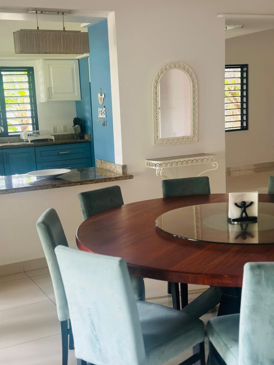 Kitchen or kitchenette, Living room, Seating area, Dining area