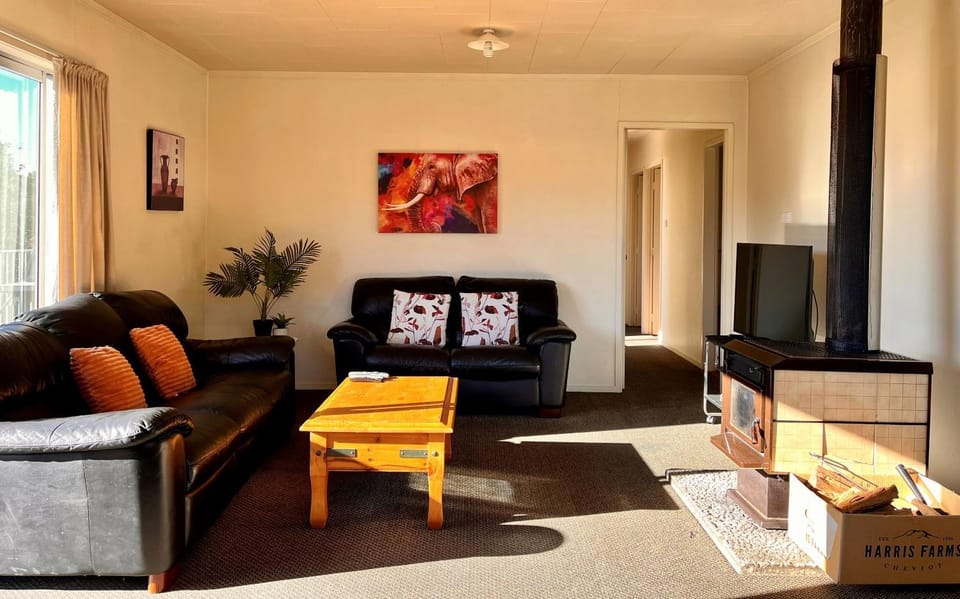 Communal lounge/ TV room, TV and multimedia, Living room, Seating area, fireplace