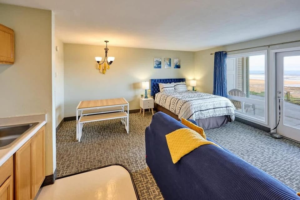 Beachfront Studio - No Stairs - Patio - Full Kitchen House in Lincoln City