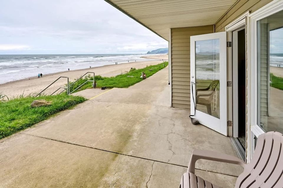 Beachfront Studio - No Stairs - Patio - Full Kitchen House in Lincoln City