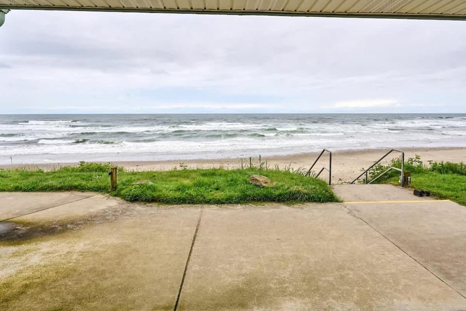 Beachfront Studio - No Stairs - Patio - Full Kitchen House in Lincoln City