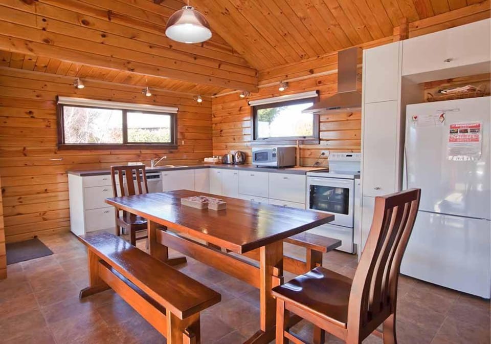 Kitchen or kitchenette, Dining area, oven, stove