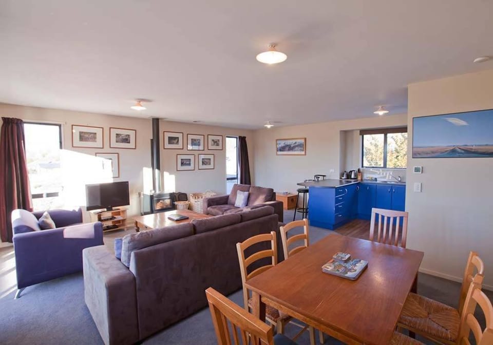 TV and multimedia, Living room, Seating area, Dining area