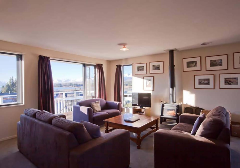 Living room, Seating area, Lake view, Mountain view, fireplace