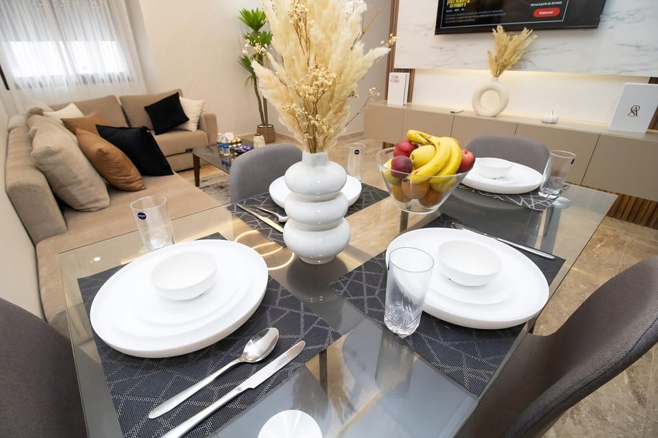 TV and multimedia, Seating area, Dining area, Food