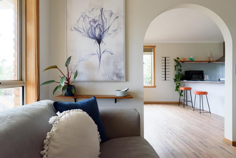 Sunny Ambleside Escape & Home Office House in Devonport