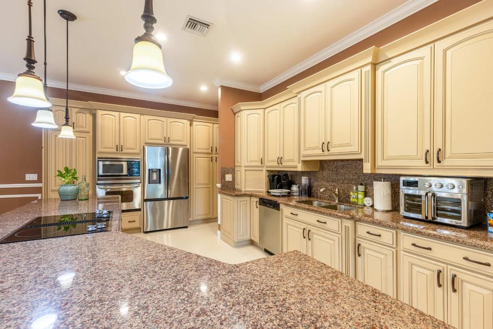 Coffee/tea facilities, Kitchen or kitchenette, dishwasher, oven, stove