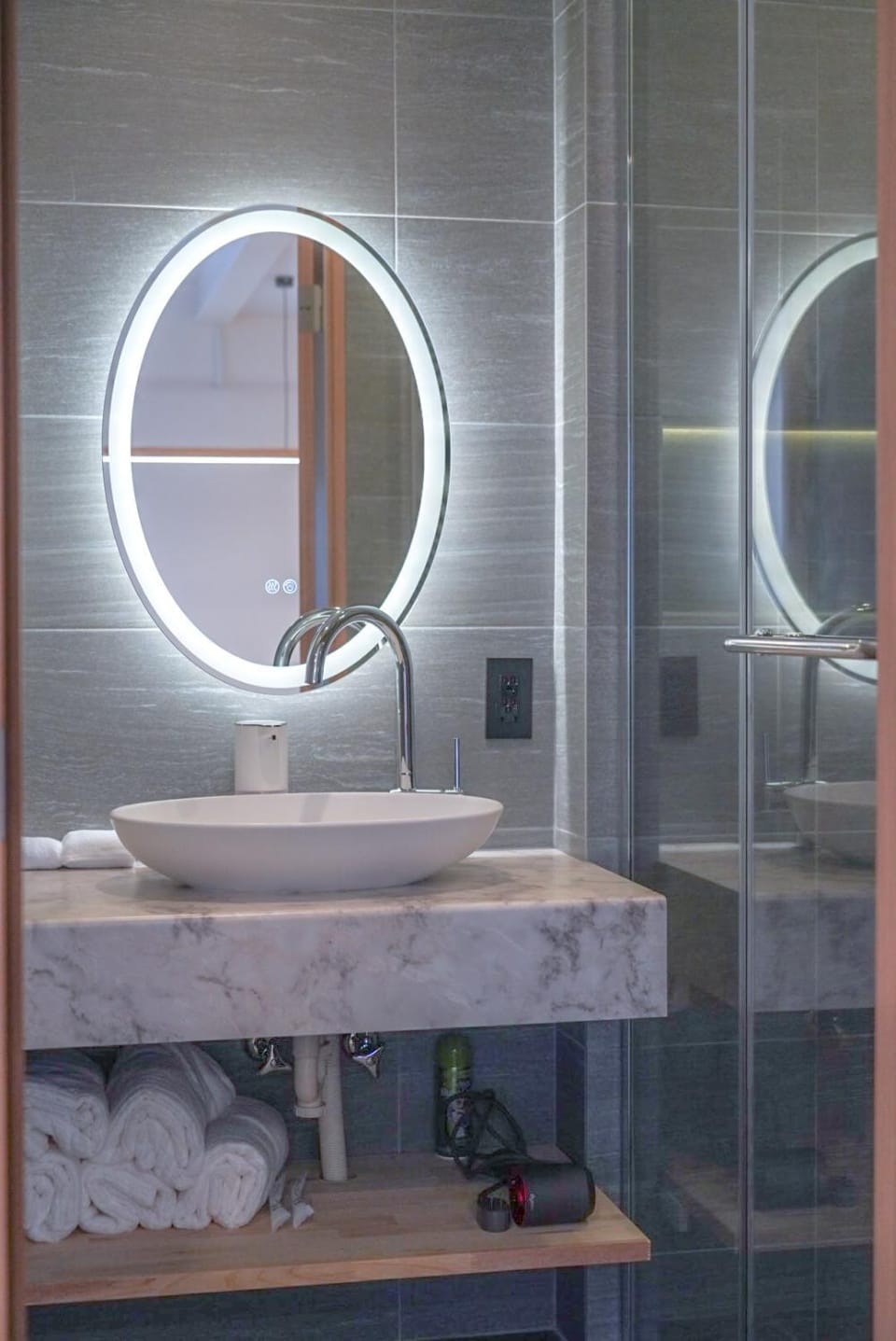 Bathroom, towels